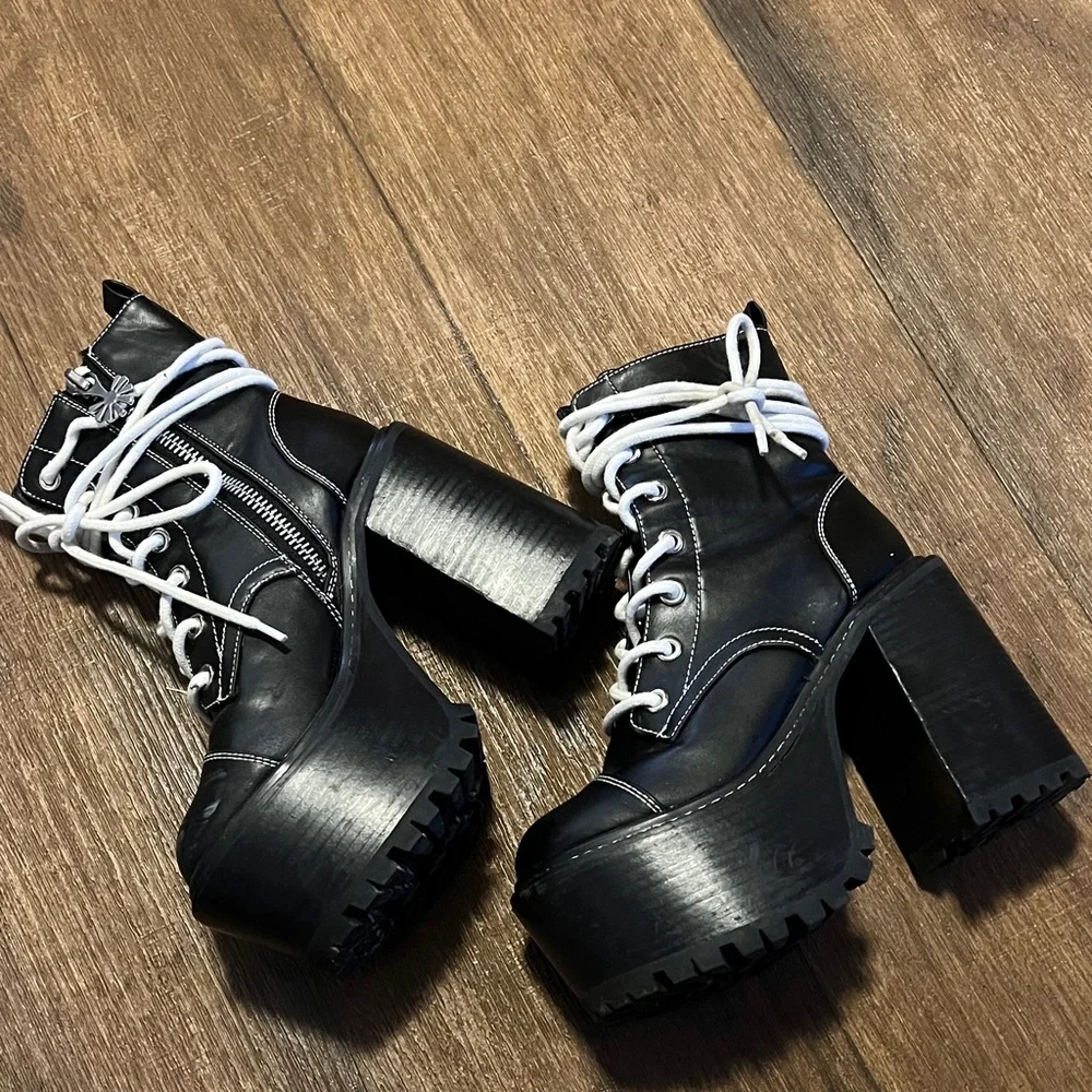 Dalia Black Platform Lace-Up Ankle Boots - Women size 7